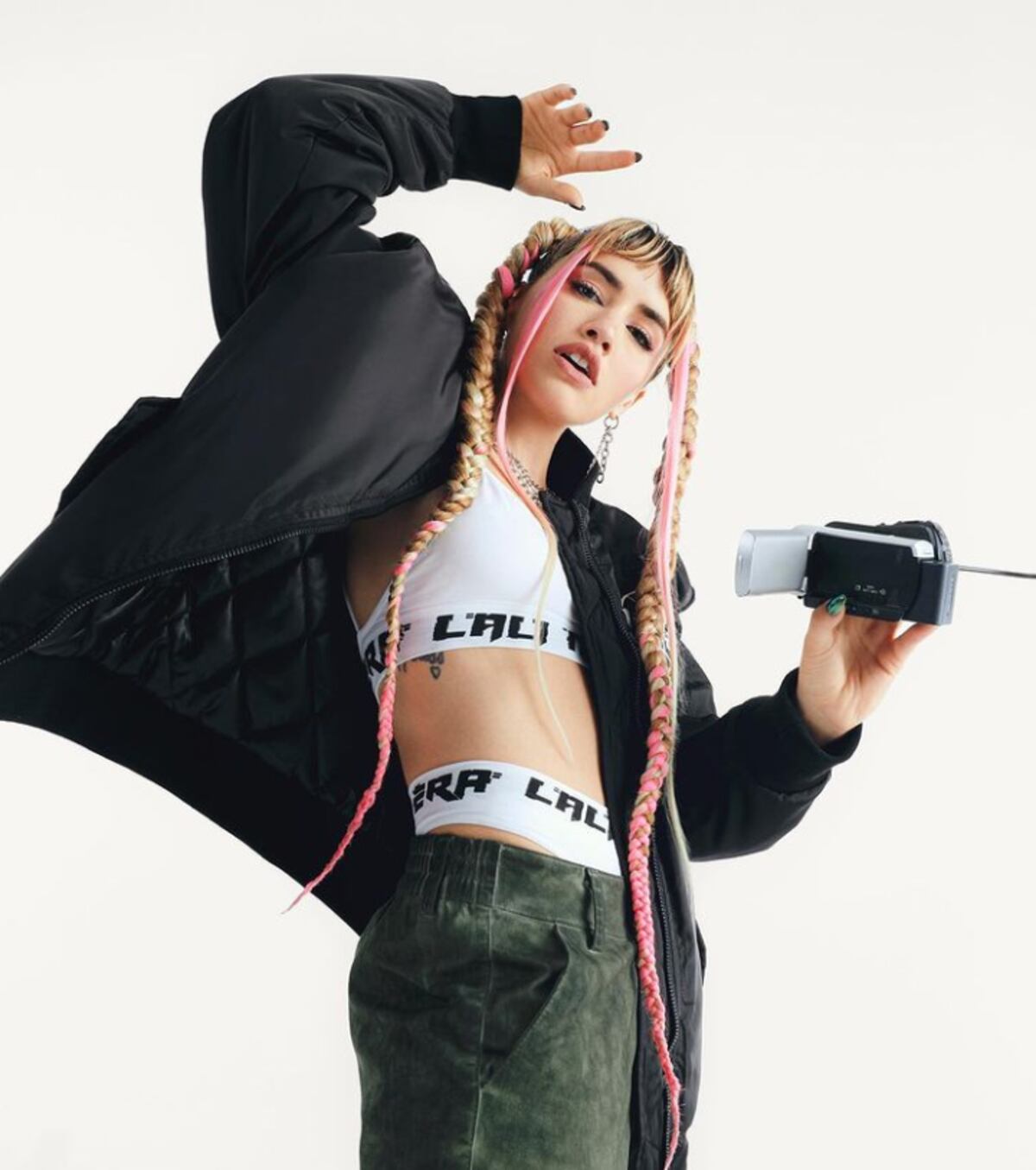 Lali Espósito se sumó a la tendencia “tanga a la vista” con un look urbano:  “Nueva era bebé” | Vía Río Gallegos